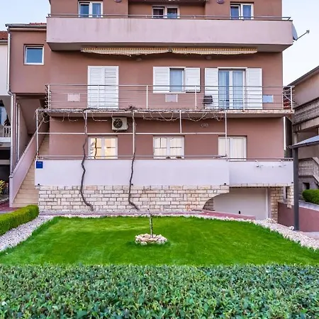 Leon * Biograd Na Moru